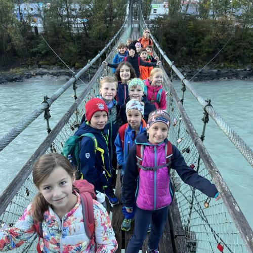 Kinder der 3.Klasse stehen auf der Hängebrücke