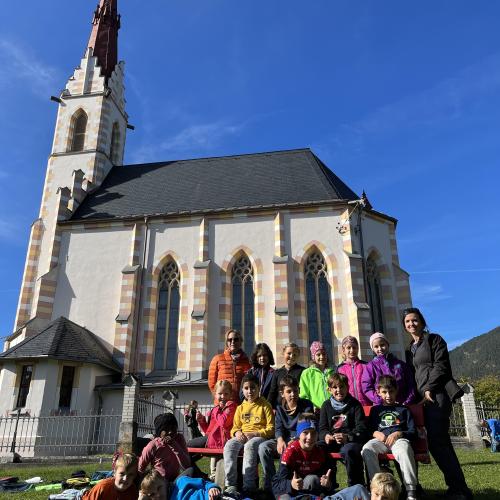 Gruppenfoto der Kinder der 3.Klasse gemeinsam mit den beiden Lehrerinnen vor der Wallfahrtskirche Maria Locherboden