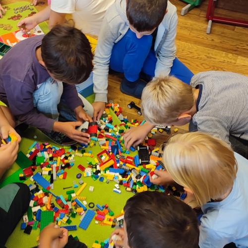 Kinder legen Lego