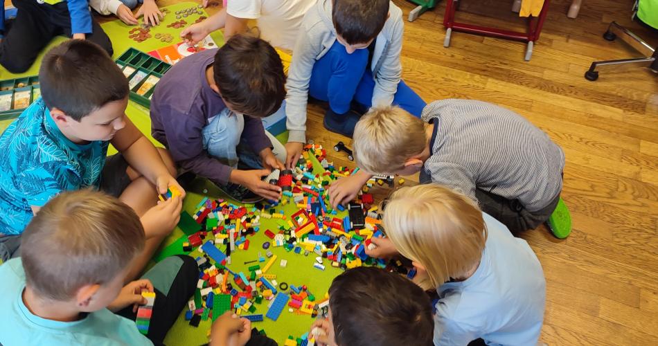 Kinder legen Lego