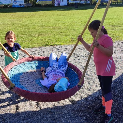 © Alexandra Birkner-Neuner Schaukelnde Kinder
