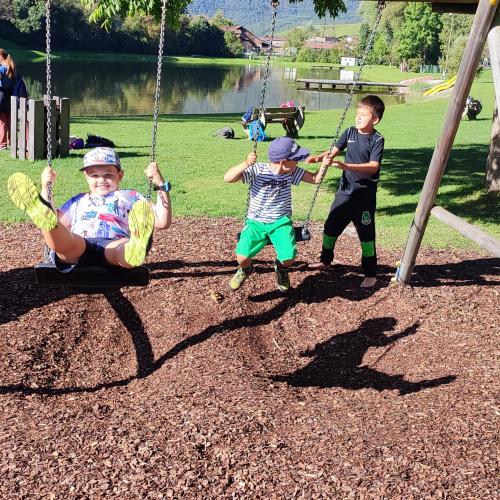 © Alexandra Birkner-Neuner Kinder schaukeln