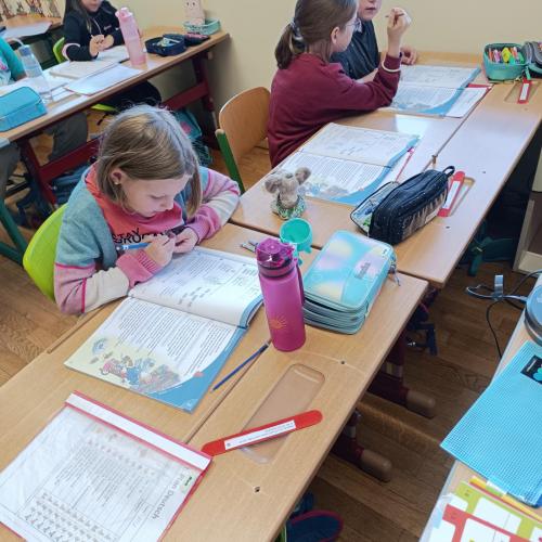 Kinder arbeiten in Ruhe