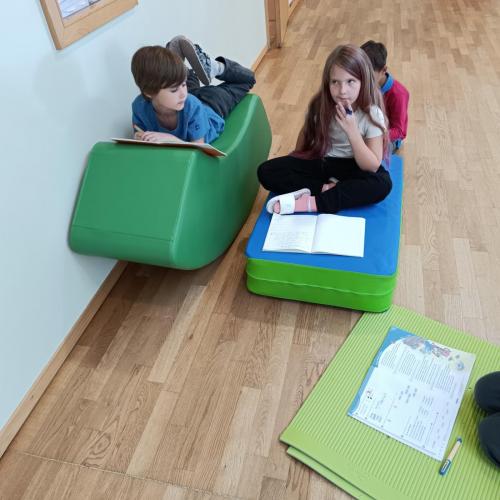 Zwei Kinder arbeiten auf schaukelnden Polstern 