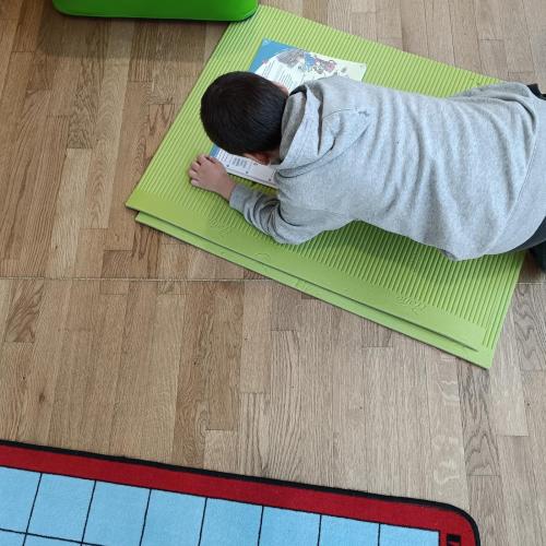 Kind arbeitet am Boden 