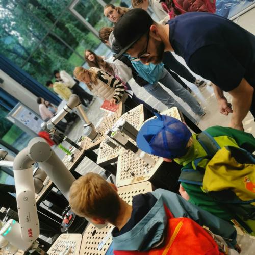 Roboterarme spielen Gravitrax