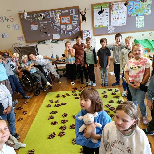 Kinder, die stolz auf ihre Leistung sind