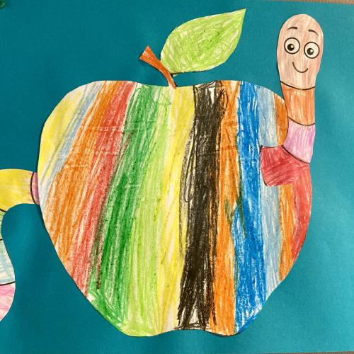 Zeichnung: Regenbogenfarben: Wurm in einem Apfel