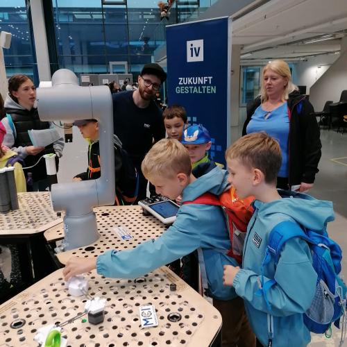 arbeiten mit dem Roboterarm