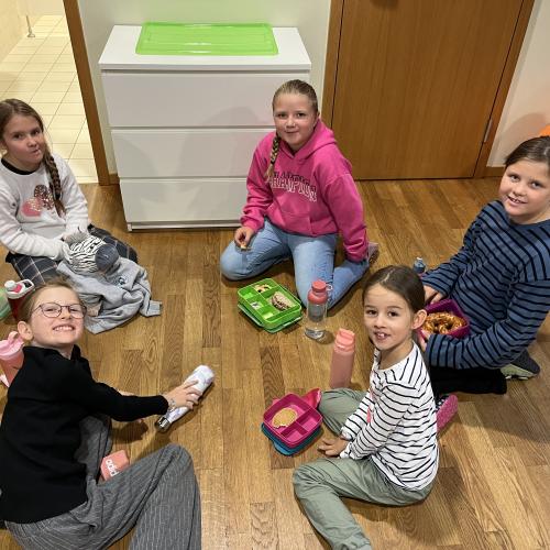5 Mädchen aus der 3.Klasse beim Jausnen