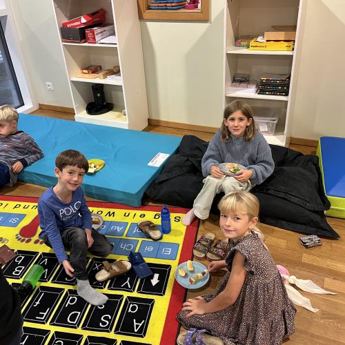 1 Junge aus der 1.Klasse und 2 Mädchen aus der 3.Klasse jausnen gemeinsam.