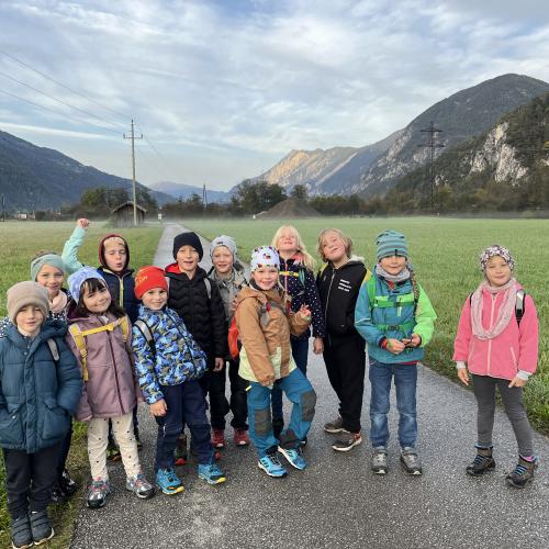 Klassenfoto auf der Straße