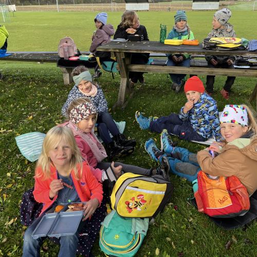 Einige Kinder der 1.Klasse beim Jausnen