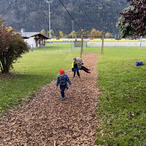 Kinder beim "Tellerlift"