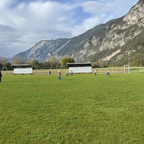 Die Kinder spielen auf dem Fußballplatz fangen.