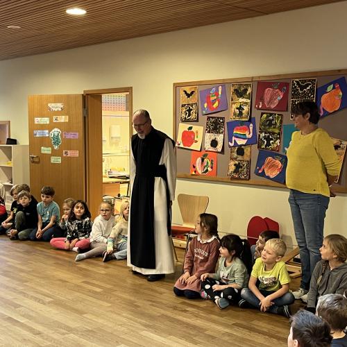 Altabt German steht vor den Kindern und spricht