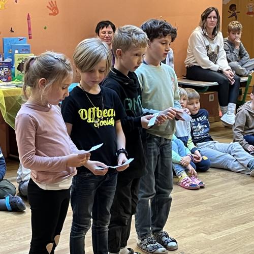 4 Kinder aus der 2.Klasse tragen etwas vor.