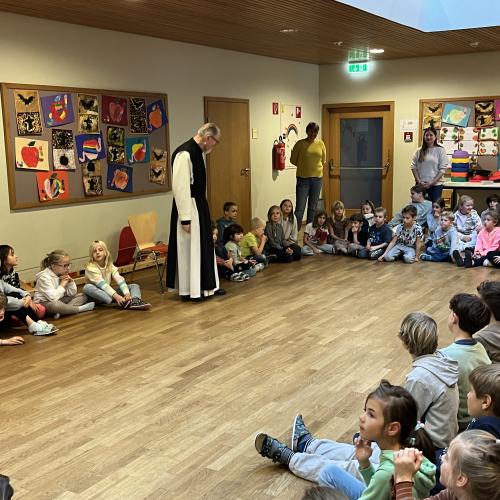 Altabt German spricht mit den Kindern