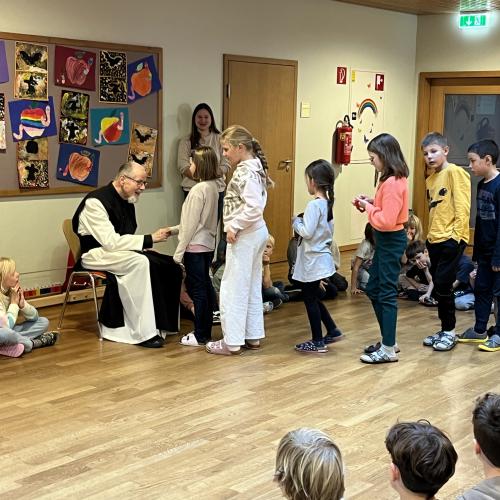 Kinder wünschen Altabt German alles Gute
