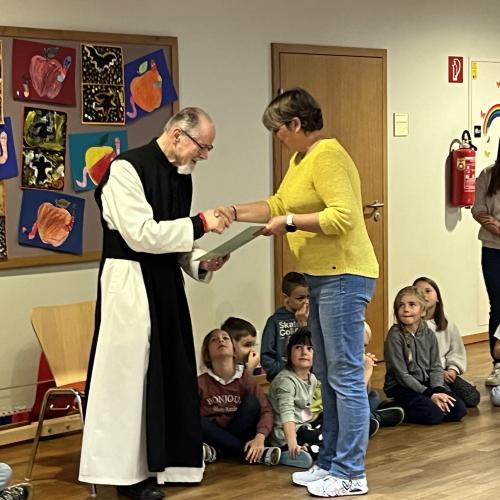 Die Schulleiterin bedankt sich bei Altabt German.