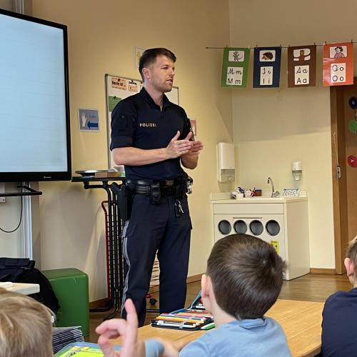 Polizist erklärt den Kindern etwas