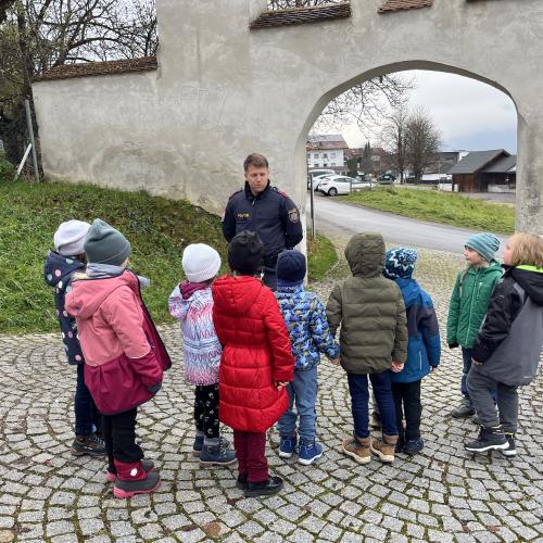 Polizist erklärt den Ablauf an der Straße