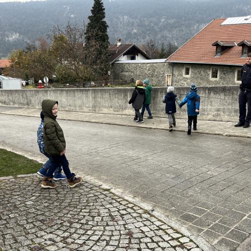 Zwei Buben schauen nach rechts