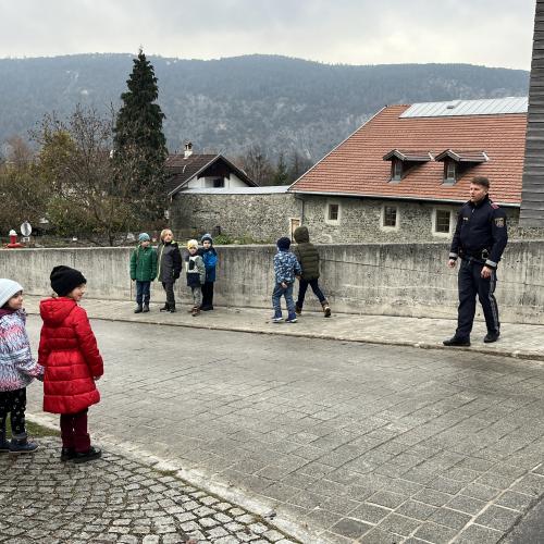 Zwei Mädchen üben das richtige Überqueren der Straße