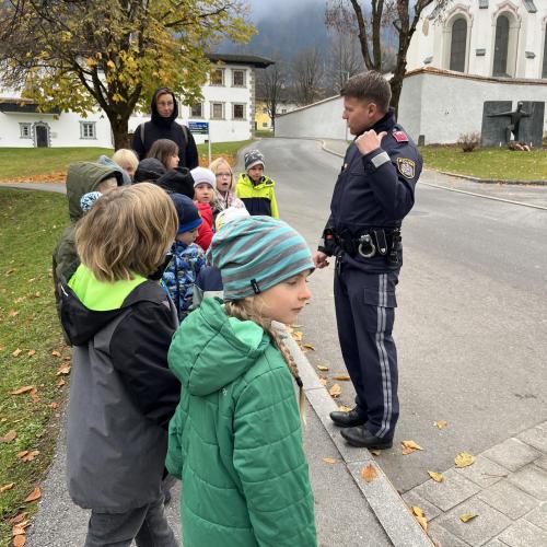 Polizist erklärt das Überqueren der Straße