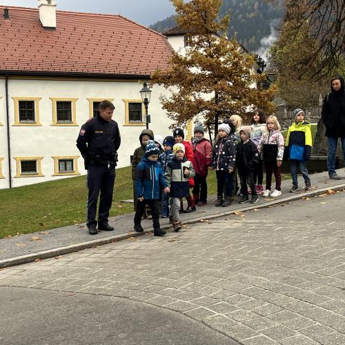 Zwei Kinder schauen nach links, die restlichen Kinder warten