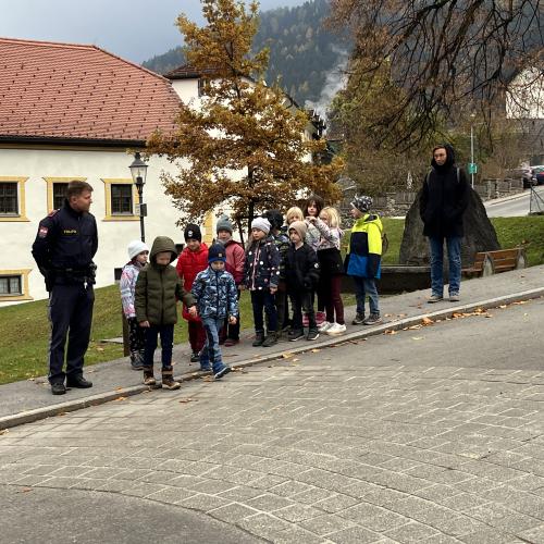 Zwei Buben überqueren die Straße