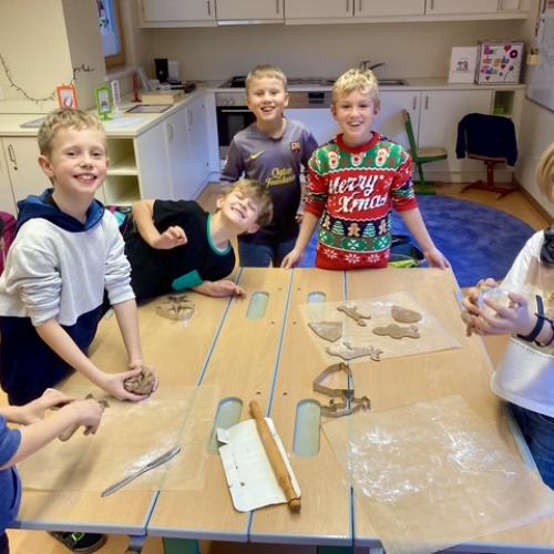 Jungen beim Backen