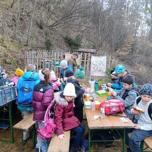 Kinder bei der Jause 