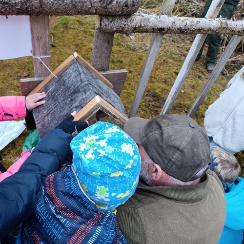 Das Futterhäuschen wird aufgehängt 