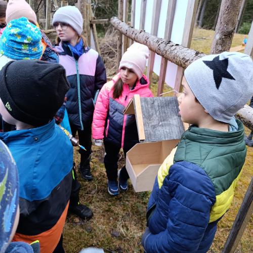 Kinder helfen beim Aufbau des Futterhäuschen 