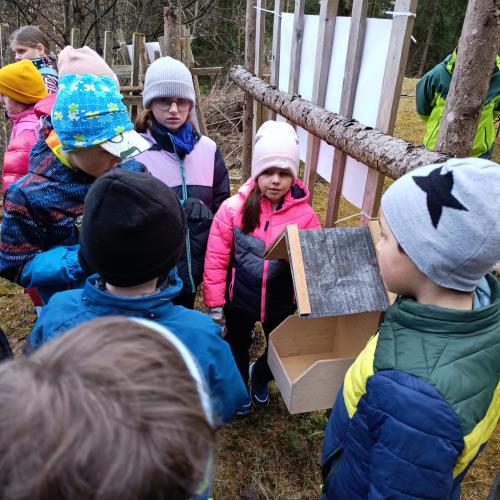 Kinder helfen beim Aufbau des Futterhäuschen 