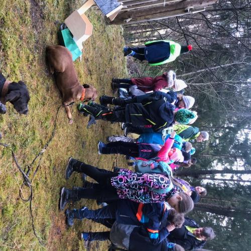 Kinder mit Hunden bei Jagdaufseher
