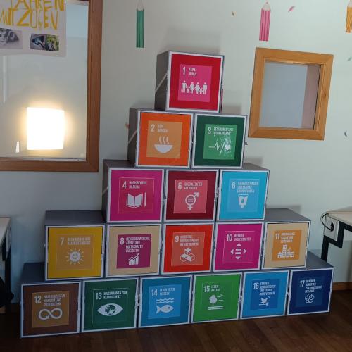 Pyramide aus Boxen zu den 17 SDGs