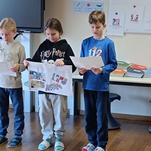 3 Kinder stellen ihr Projekt der Klasse vor