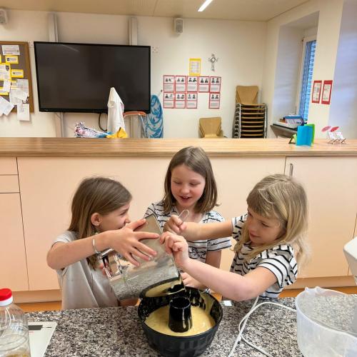 3 Mädchen beim Kuchenbacken