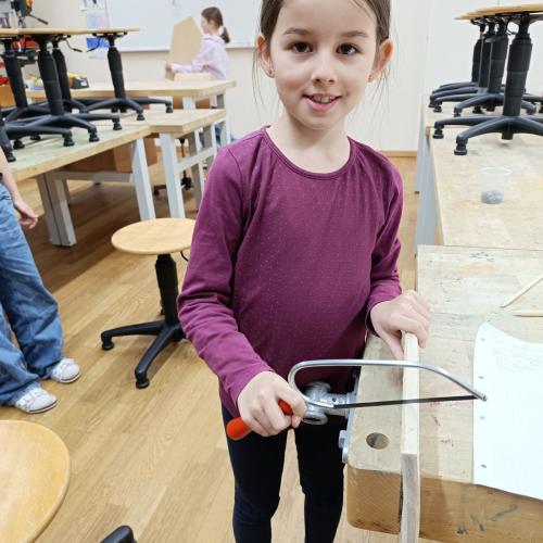 Ein Mädchen bastelt eine Rehfütterung
