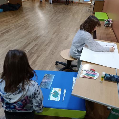 2 Mädchen arbeiten an ihren Plakaten