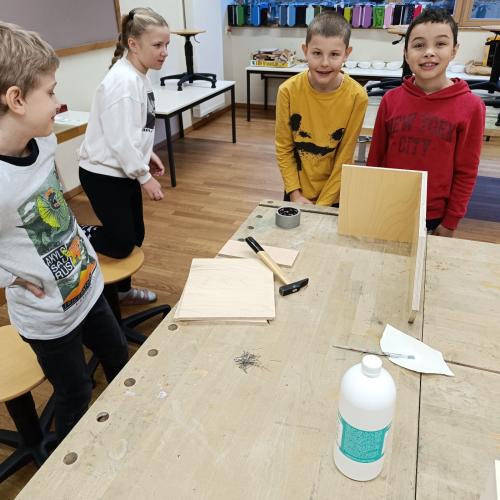 Kinder basteln Spendenboxen