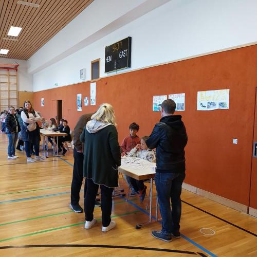 Erwachsene informieren sich an einem Stand