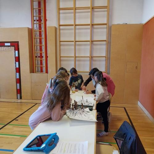 Kinder führen Experimente vor