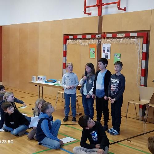 Kinder präsentieren ihr Projekt
