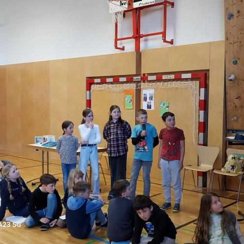 Kinder präsentieren ihr Projekt