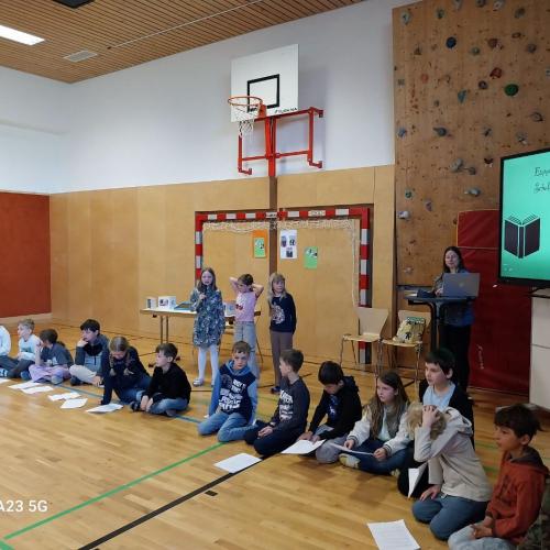 Kinder präsentieren ihr Projekt