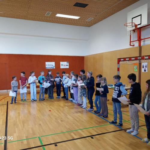 Kinder halten eine Begrüßungsrede
