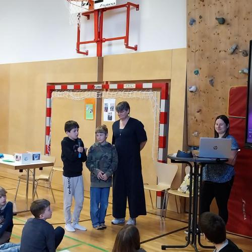 Kinder präsentieren ihr Projekt